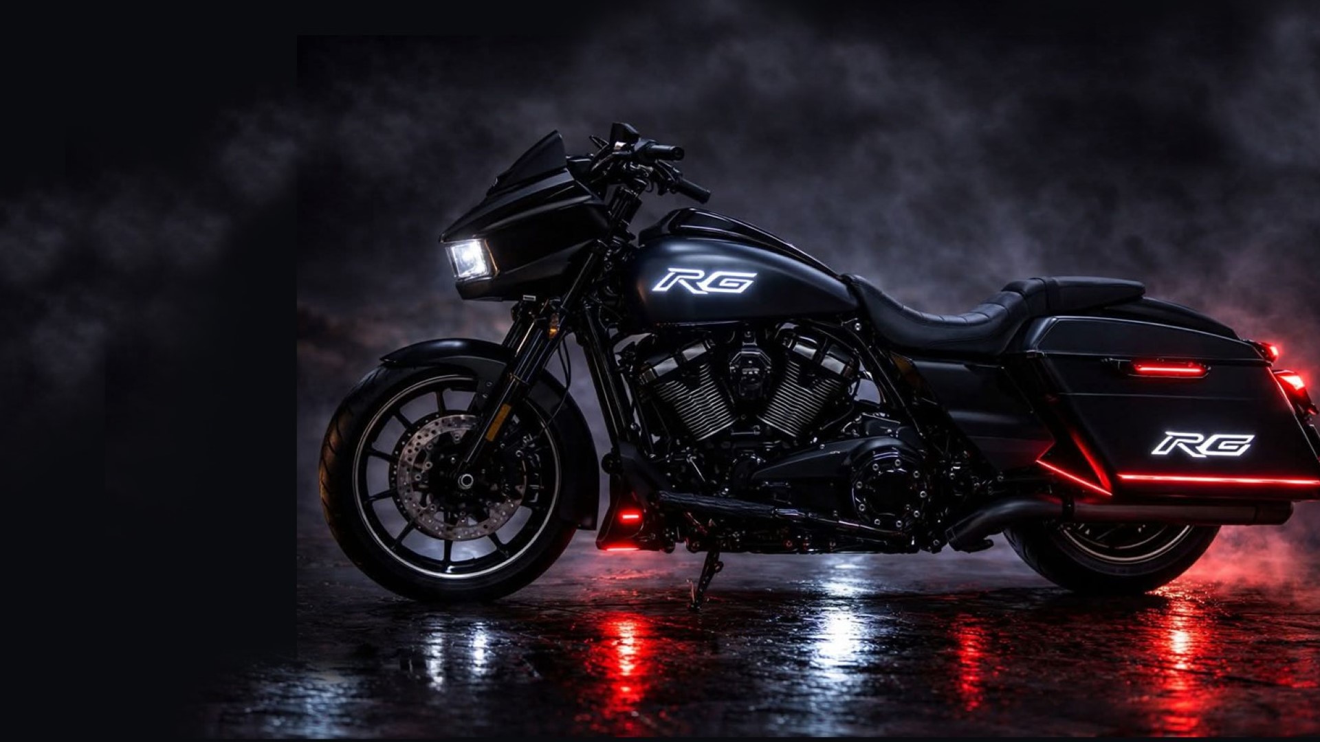 Moto RG Motorcycle Titan noire haut de gamme avec phare LED allumé au coucher de soleil, design puissant et moderne